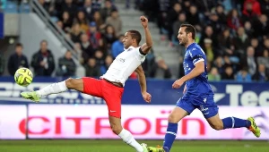 Lucas Moura (z lewej) dał prowadzenie PSG, ale jego zespół sromotnie przegrał z Bastią