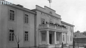 Sarny - miasto powiatowe w woj. wołyńskim. Na zdjęciu siedziba Wydziału Powiatowego w roku 1938