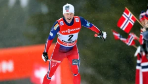 Martin Johnsrud Sundby mija linię mety na szczycie Alpe Cermis