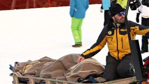 Justyna Kowalczyk (przykryta kocem) zabierana z trasy przez ratowników