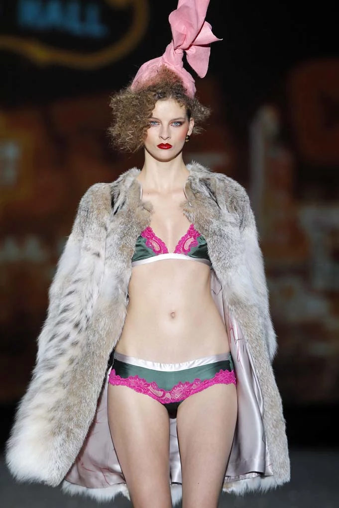 Luksusowa bielizna od Andres Sarda to coś więcej niż majtki i biustonosze. Fantazyjna, seksowna nietuzinkowa. Każda stylizacja opowiada odrębną, owianą tajemnicą, historię Luksusowa bielizna od Andres Sarda to coś więcej niż majtki i biustonosze. Fantazyjna, seksowna nietuzinkowa. Każda stylizacja opowiada odrębną, owianą tajemnicą, historię