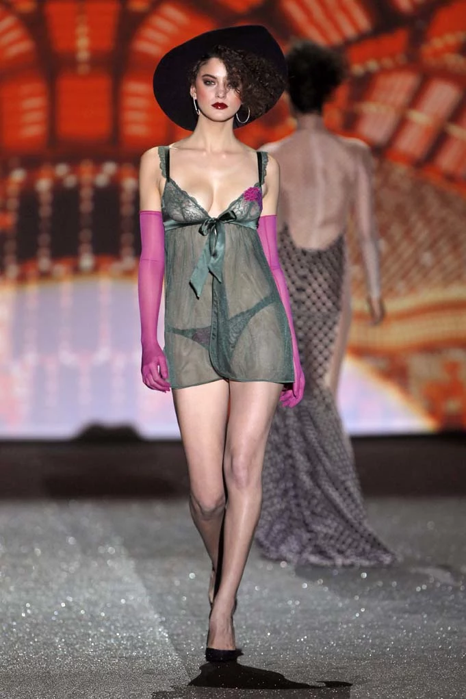 Luksusowa bielizna od Andres Sarda to coś więcej niż majtki i biustonosze. Fantazyjna, seksowna nietuzinkowa. Każda stylizacja opowiada odrębną, owianą tajemnicą, historię Luksusowa bielizna od Andres Sarda to coś więcej niż majtki i biustonosze. Fantazyjna, seksowna nietuzinkowa. Każda stylizacja opowiada odrębną, owianą tajemnicą, historię