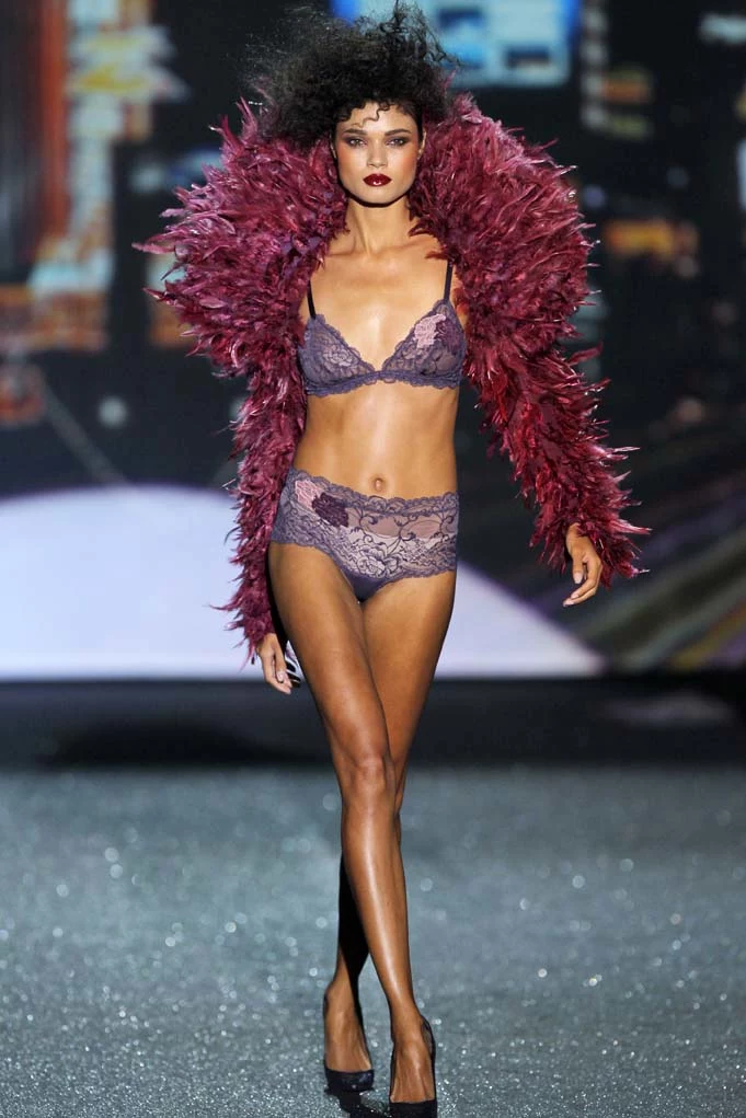 Luksusowa bielizna od Andres Sarda to coś więcej niż majtki i biustonosze. Fantazyjna, seksowna nietuzinkowa. Każda stylizacja opowiada odrębną, owianą tajemnicą, historię Luksusowa bielizna od Andres Sarda to coś więcej niż majtki i biustonosze. Fantazyjna, seksowna nietuzinkowa. Każda stylizacja opowiada odrębną, owianą tajemnicą, historię