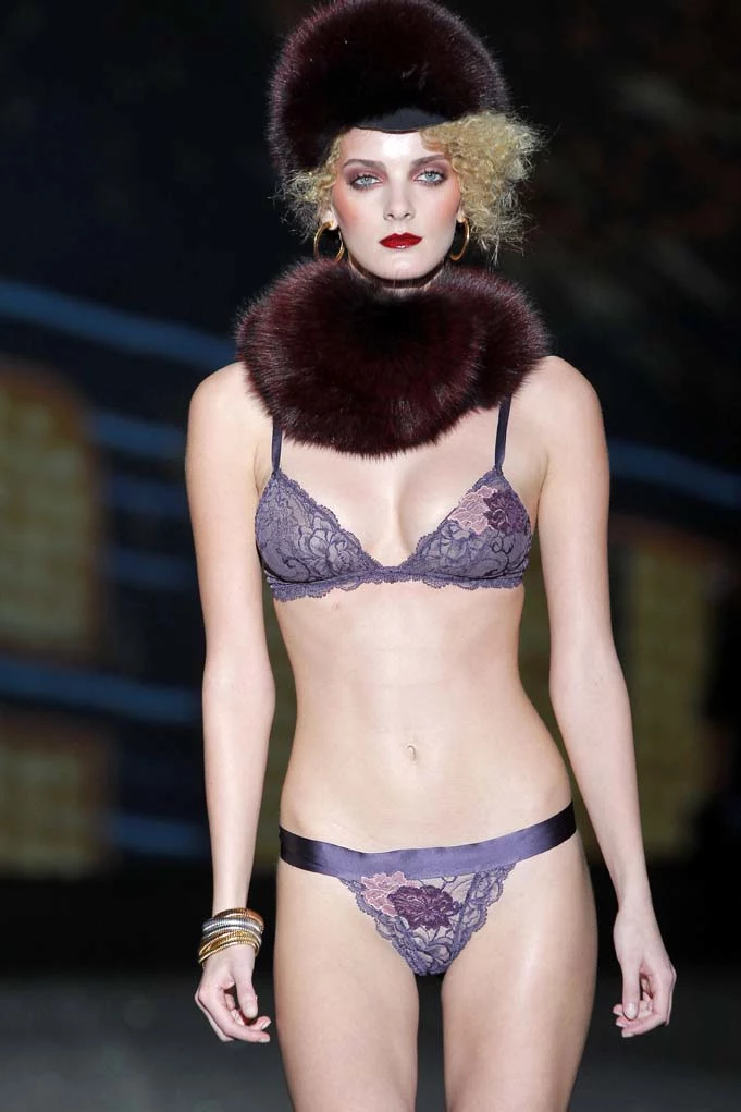 Luksusowa bielizna od Andres Sarda to coś więcej niż majtki i biustonosze. Fantazyjna, seksowna nietuzinkowa. Każda stylizacja opowiada odrębną, owianą tajemnicą, historię Luksusowa bielizna od Andres Sarda to coś więcej niż majtki i biustonosze. Fantazyjna, seksowna nietuzinkowa. Każda stylizacja opowiada odrębną, owianą tajemnicą, historię