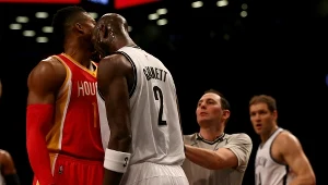 Kevin Garnett atakuje głową Dwighta Howarda
