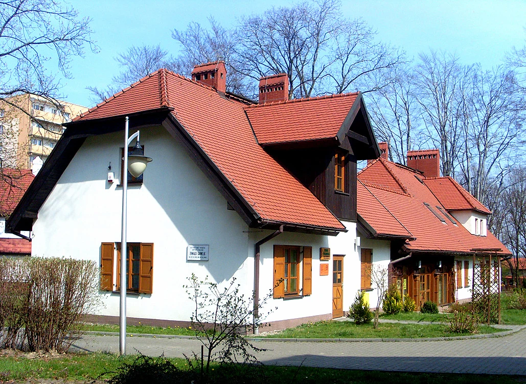 Odrestaurowana Karczma Śląska, na której widnieje pamiątkowa tablica poświęcona malarzowi Ewaldowi Gawlikowi