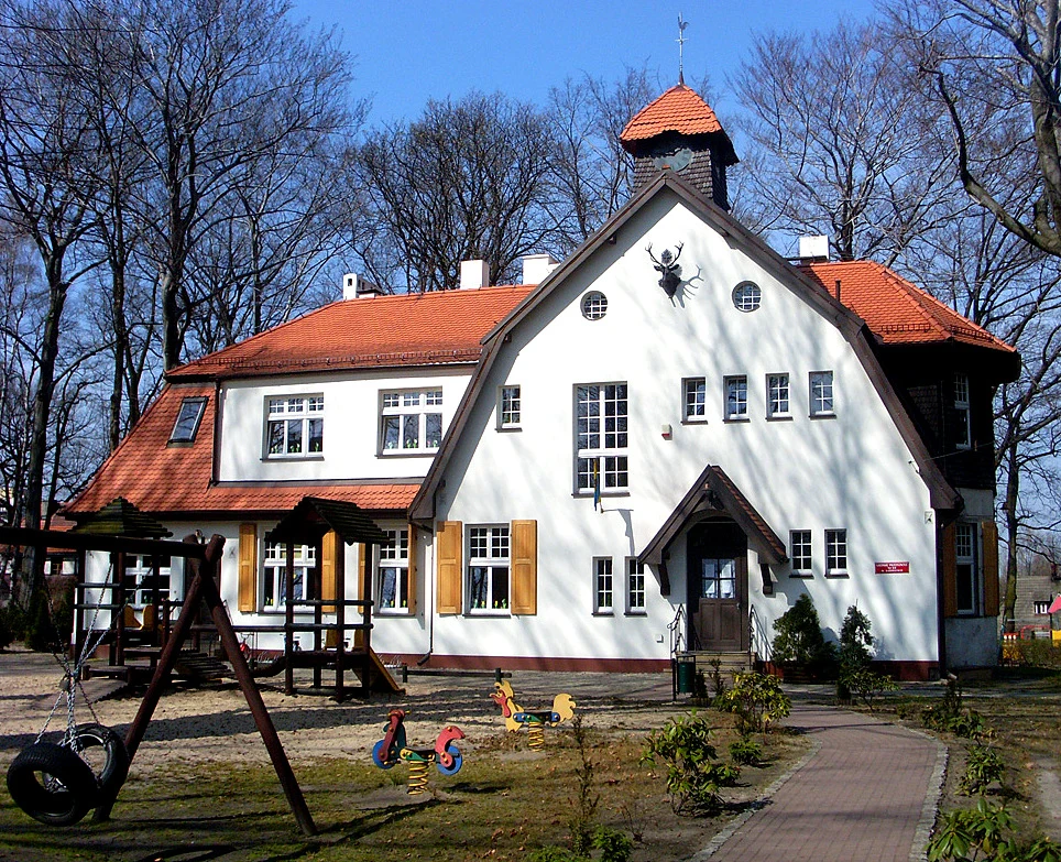 Dawny budynek nadleśnictwa, w którym niegdyś mieszkał nadleśniczy Otto Lehnhoff zarządzający osiedlem. Dzisiaj znajduje się w nim przedszkole
