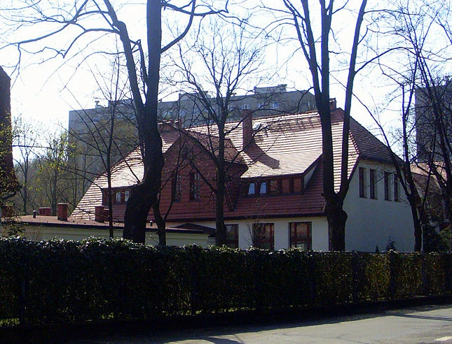 Dawne zabudowania osiedlowe – stara szkoła…