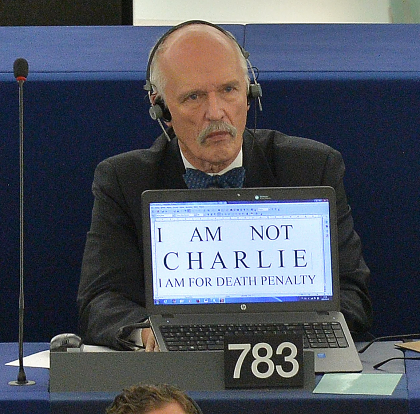 Deputowani europarlamentu minutą ciszy i kartkami z napisem "Jestem Charlie" uczcili ofiary paryskich zamachów. Janusz Korwin-Mikke zrobił to po swojemu. Na ekranie komputera napisał: "Nie jest Charlie. Jestem za karą śmierci"