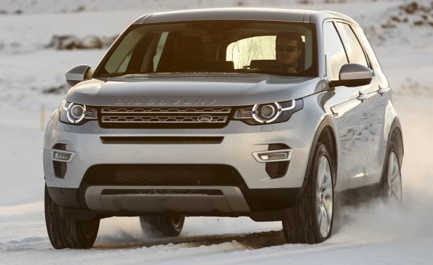 Przednia część nadwozia Discovery Sport mocno nawiązuje do rewelacyjnie wyglądającego Range Rovera Evoque'a. Prześwit nowego modelu wynosi zupełnie niezłe 21,2 cm.