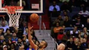 Tony Parker i Marcin Gortat pod koszem