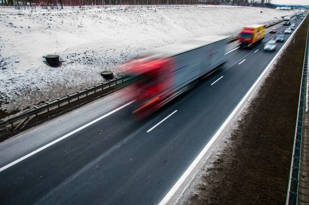 Polski kierowca w polskiej cieżarówce na niemieckiej drodze powinien zarabiać niemieckę pensję?