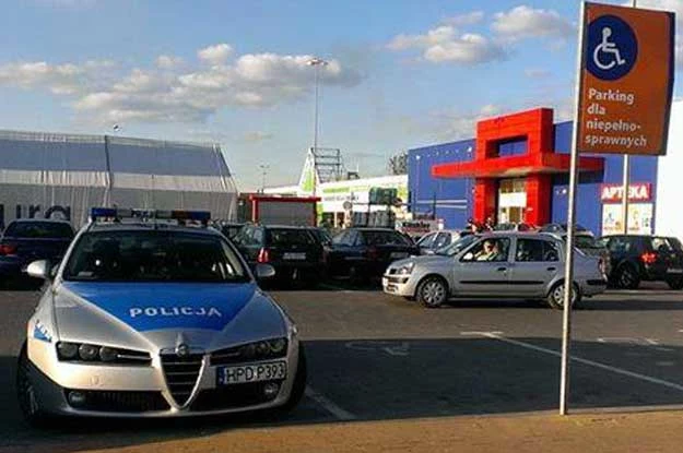 Także  policja zbyt często parkuje na miejscach przeznaczonych dla osób niepełnosprawnych. Fot. http://www.facebook.com/SfotografujPolicjanta?fref=photo