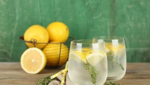 Rano warto wypić wodę z sokiem z cytryny