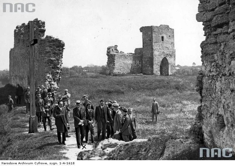 Krzemieniec - prezydent RP Ignacy Mościcki podczas zwiedzania ruin zamku na Górze Bony, 1929