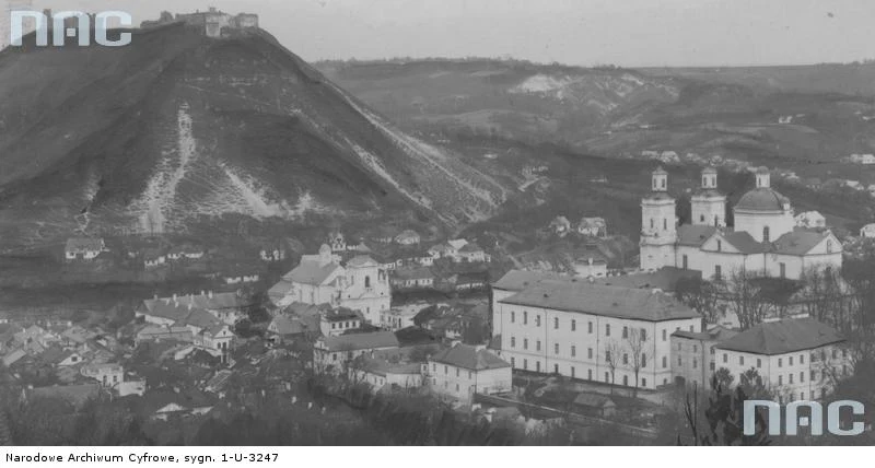 Krzemieniec. Kościół Juzuitów pw. śś. Ignacego Loyoli i Stanisława Kostki i Liceum Krzemienieckie, w tle góra Bony z ruinami zamku 