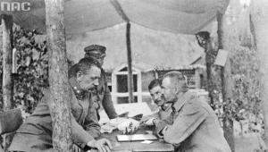 Jędrzej Moraczewski i Józef Piłsudski grają w szachy. Tym razem nie polityczne