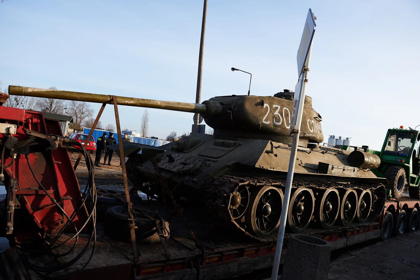Jeden z dwóch czołgów - sowiecki czołg T-34/85, przygotowany do umieszczenia w podziemnej części gdańskiego Muzeum II Wojny Światowej, 14 m pod ziemią