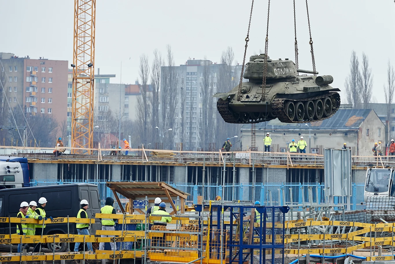 Jeden z dwóch czołgów - amerykański Sherman - umieszczany w podziemnej części gdańskiego Muzeum II Wojny Światowej, 14 m pod ziemią