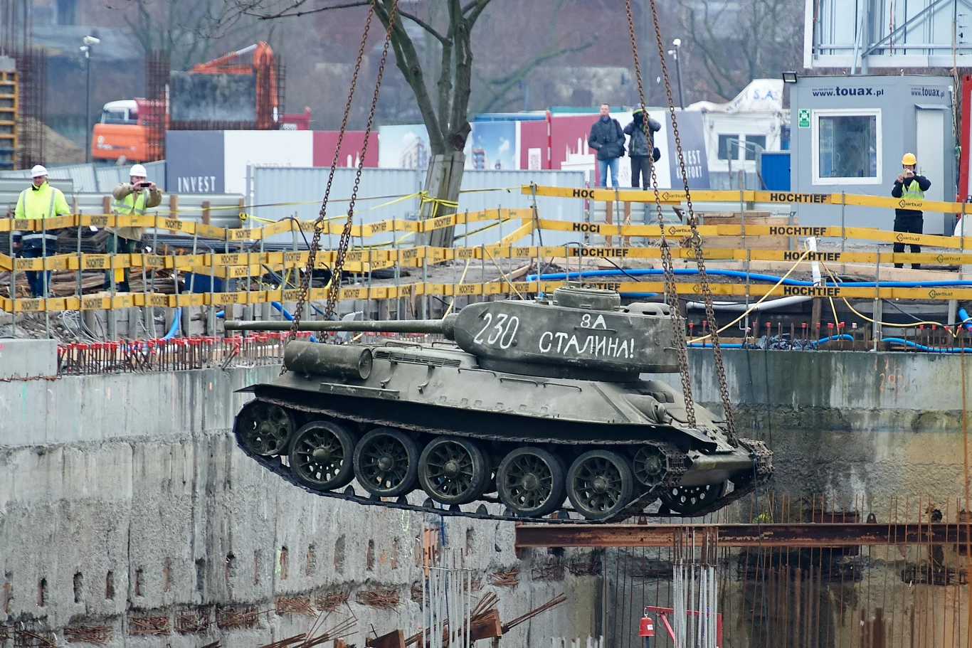 Jeden z dwóch czołgów - amerykański Sherman - umieszczany w podziemnej części gdańskiego Muzeum II Wojny Światowej, 14 m pod ziemią