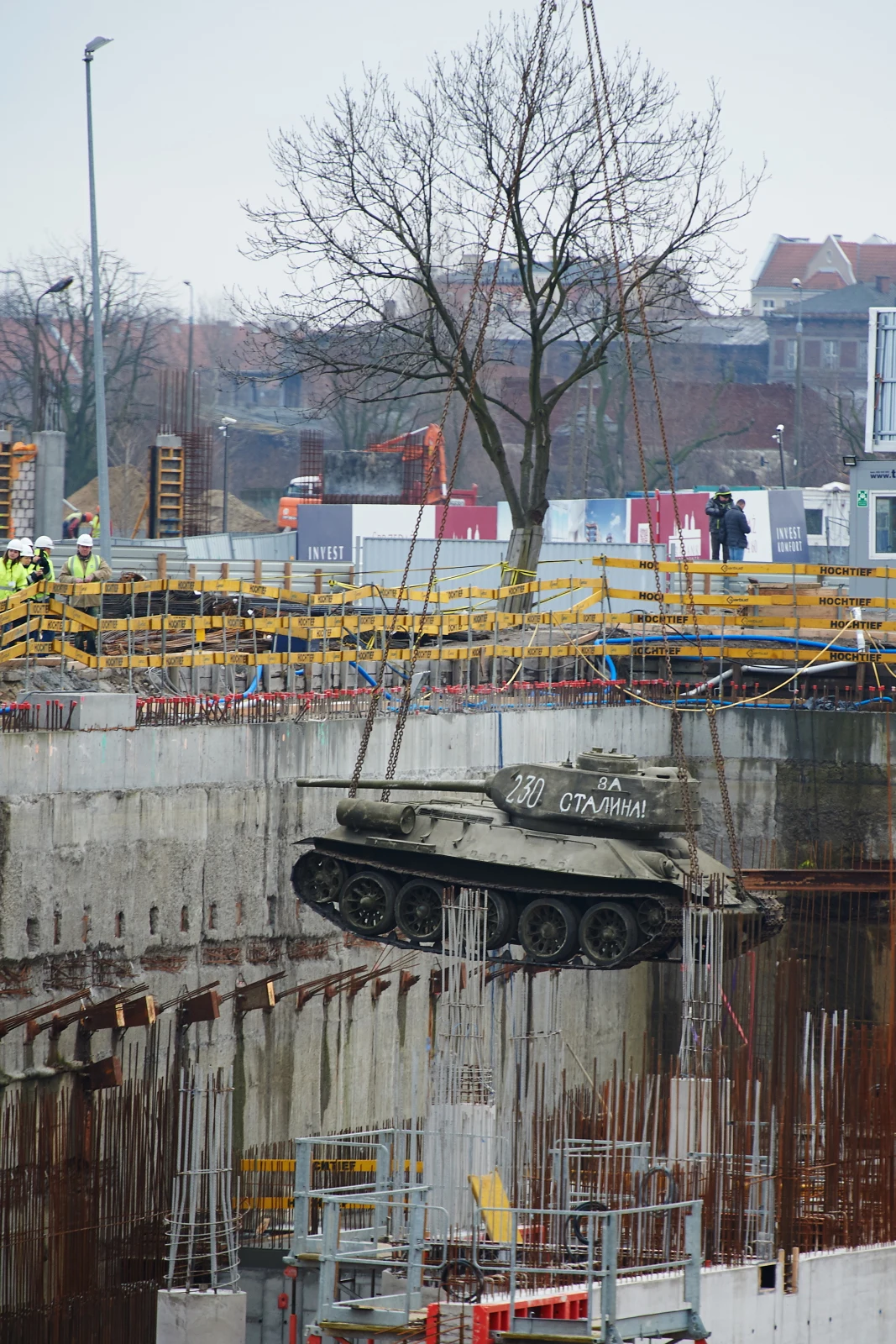 Jeden z dwóch czołgów - amerykański Sherman - umieszczany w podziemnej części gdańskiego Muzeum II Wojny Światowej, 14 m pod ziemią
