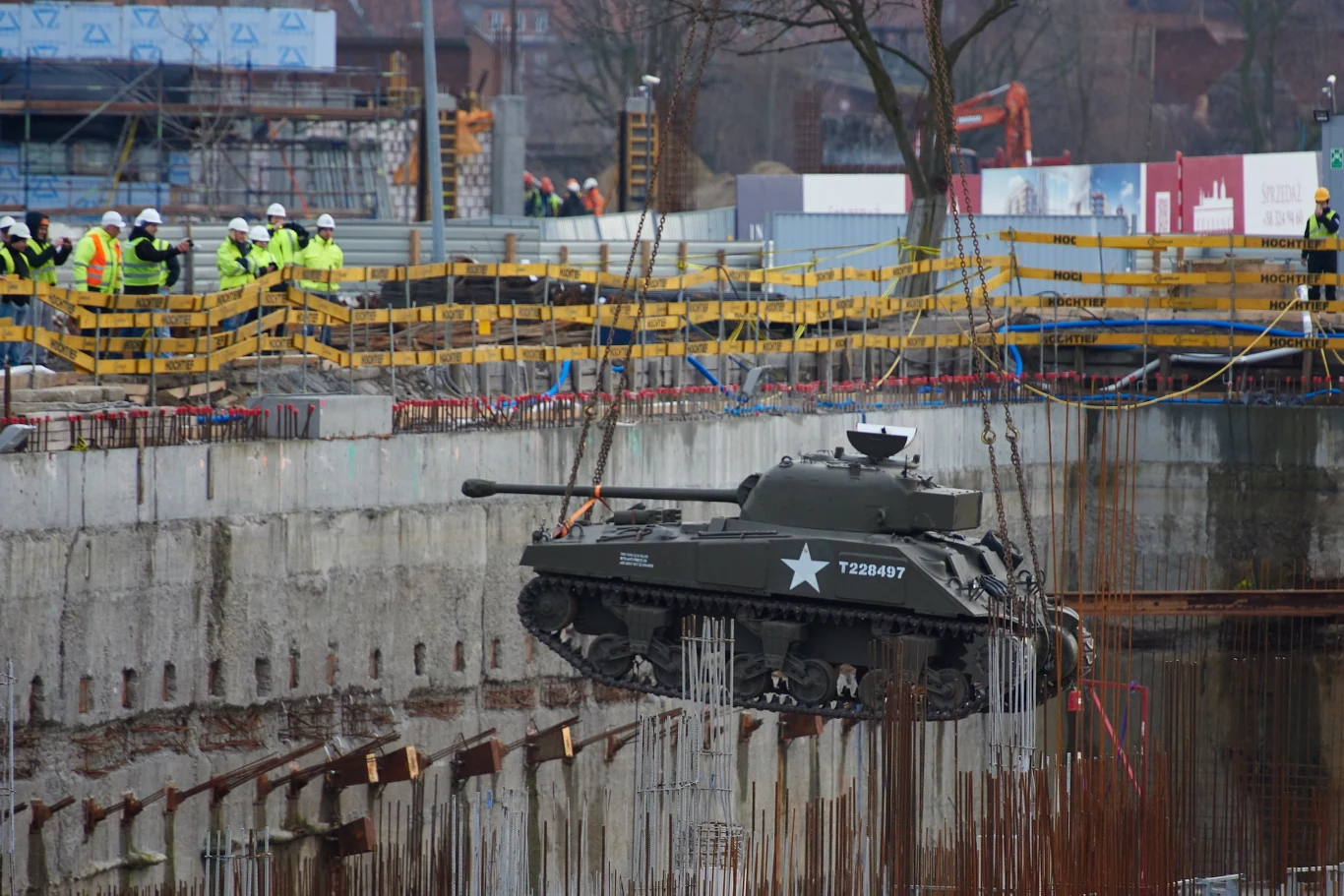 Jeden z dwóch czołgów - amerykański Sherman - umieszczany w podziemnej części gdańskiego Muzeum II Wojny Światowej, 14 m pod ziemią