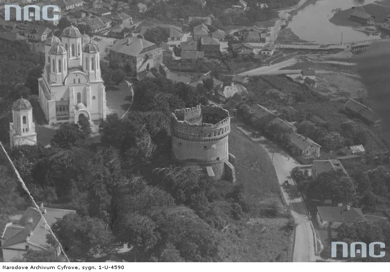 Ostróg. Panorama zamku Ostrogskich, baszty i Soboru Bogajawleńskiego, 1935