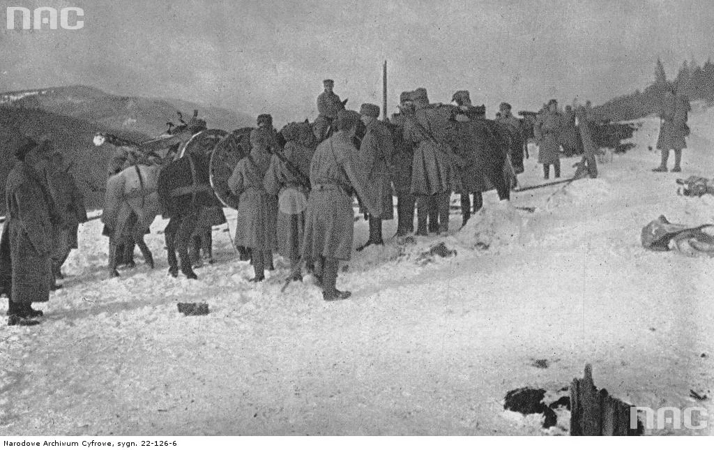 II Brygada Legionów podczas walk w Karpatach. Żołnierze z końmi niosącymi działa, 1914