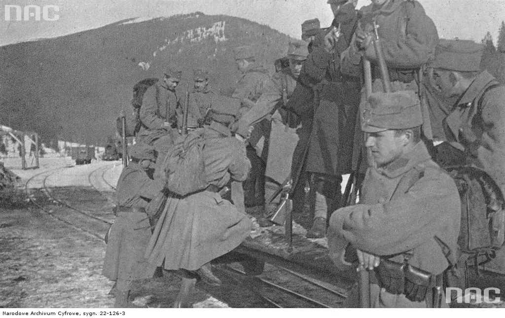 II Brygada Legionów podczas walk w Karpatach. Żołnierze jadący kolejką do Zielonej, 1914