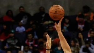 Marcin Gortat (z lewej) walczy o piłkę z Brookiem Lopezem