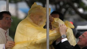 Papież odprawił mszę w Tacloban podczas porywistego wiatru i padającego deszczu