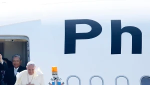 Papież Franciszek żegna się przed odlotem