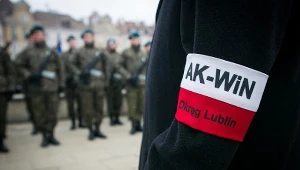 Kombatant z opaską AK 