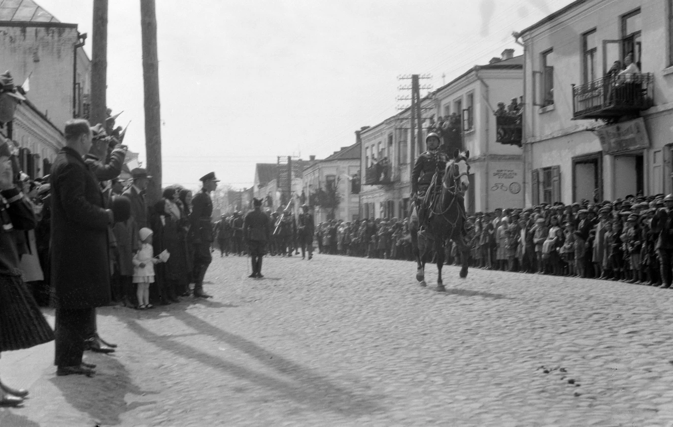 Kobryń - defilada oglądana przez miszkańców miasta. Zdjęcie wykonał Bronisław Buniakowski/Z arch. rodz. Leszka Kasprzaka 