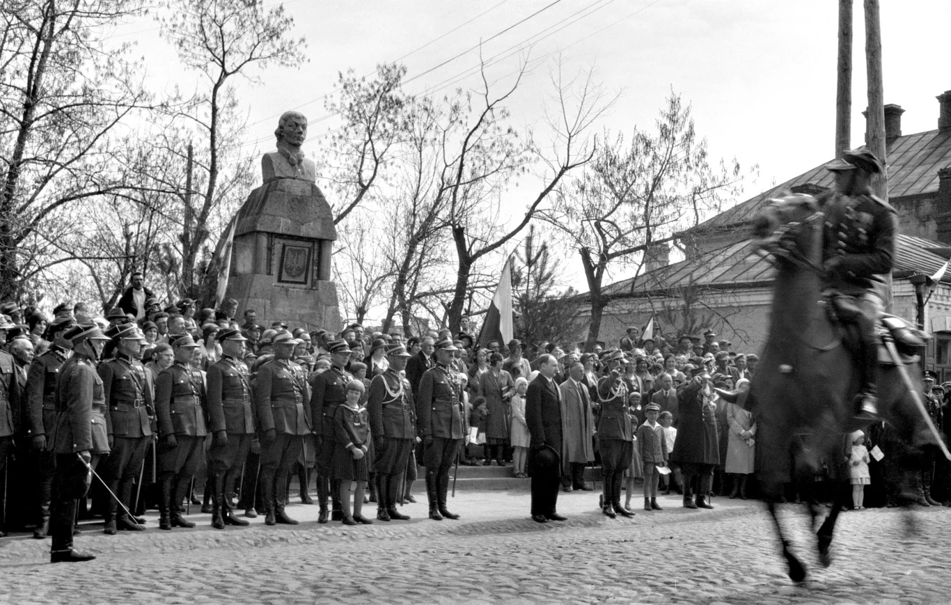 Kobryń - Uroczystosci z okazji 3 Maja pod pomnikiem Tadeusza Kościuszki. Zdjęcie wykonał Bronisław Buniakowski/Z arch. rodz. Leszka Kasprzaka 