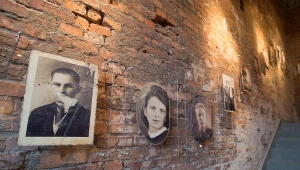 Muzeum na Radogoszczu w Łodzi znajduje się na terenie byłej fabryki włókienniczej Samuela Abbego, w której hitlerowcy utworzyli obóz