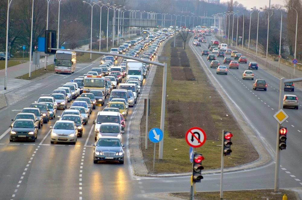 Światła generują korki. Ale potęgują je sami kierowcy