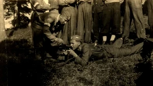 Szkolenie wojskowe przyszłych partyzantów 1. pułku strzelców podhalańskich AK na polanie Wyżnia pod Starymi Wierchami latem 1944 r. Zdjęcie ze zbiorów Ireny Budarkiewicz