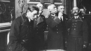 Weterani powstania styczniowego podczas zwiedzania Zamku Królewskiego. Zdjęcie wykonano w latach 1920-1926