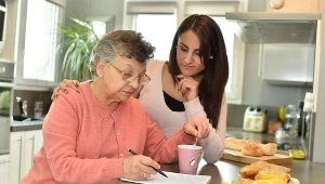 Chorzy wymagają stałej opieki. Warto kłaść nacisk na ćwiczenia usprawniające funckjonowanie mózgu