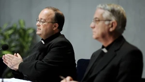 Bp Charles Scicluna (po lewej) i ks. Federico Lombardi (po prawej), dyrektor Biura Prasowego Stolicy Apostolskiej