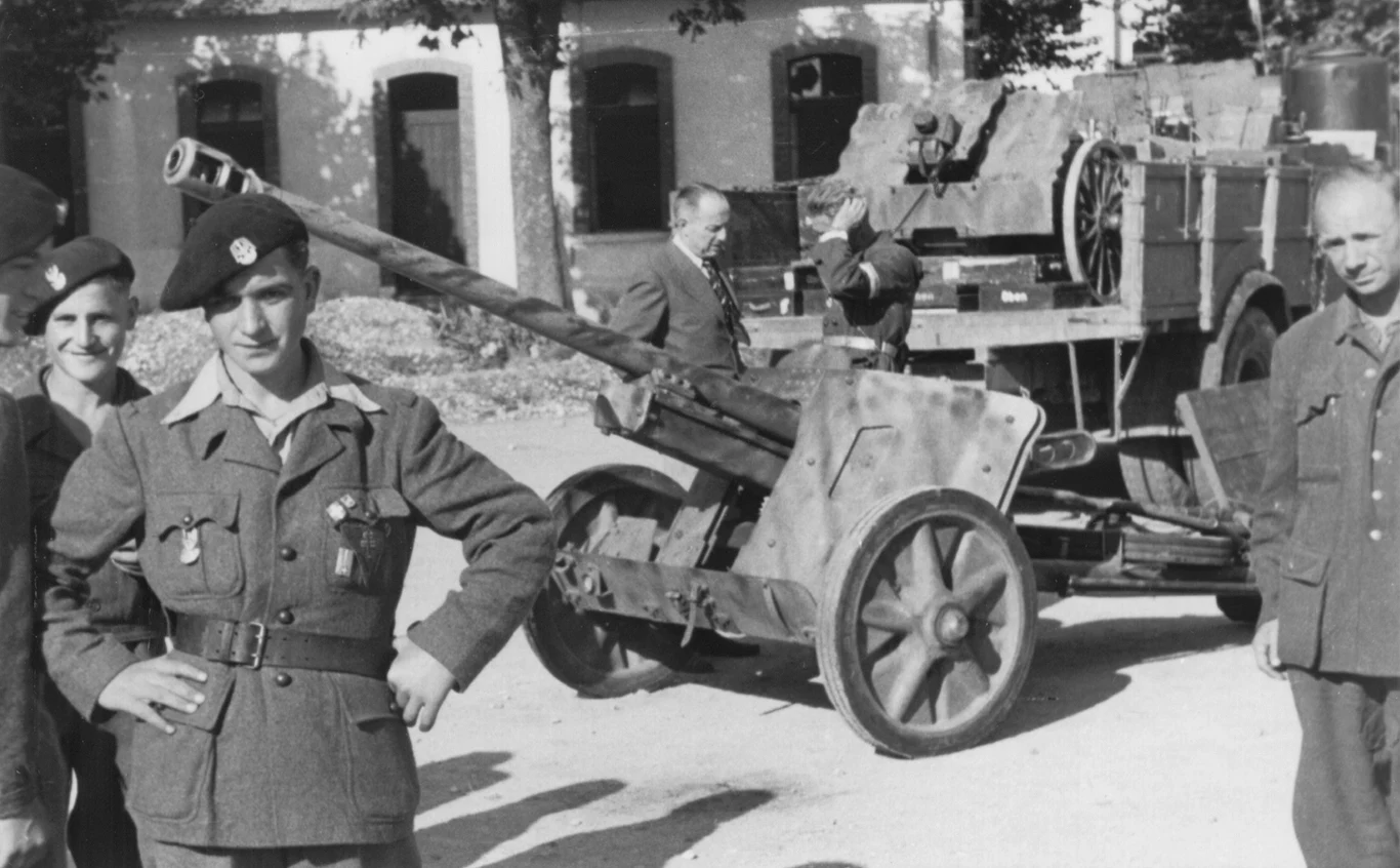 Żołnierz jednego z oddziałów partyzanckich we Francji. Na mundurze i na berecie widnieje polski orzeł. Francja 1944 rok