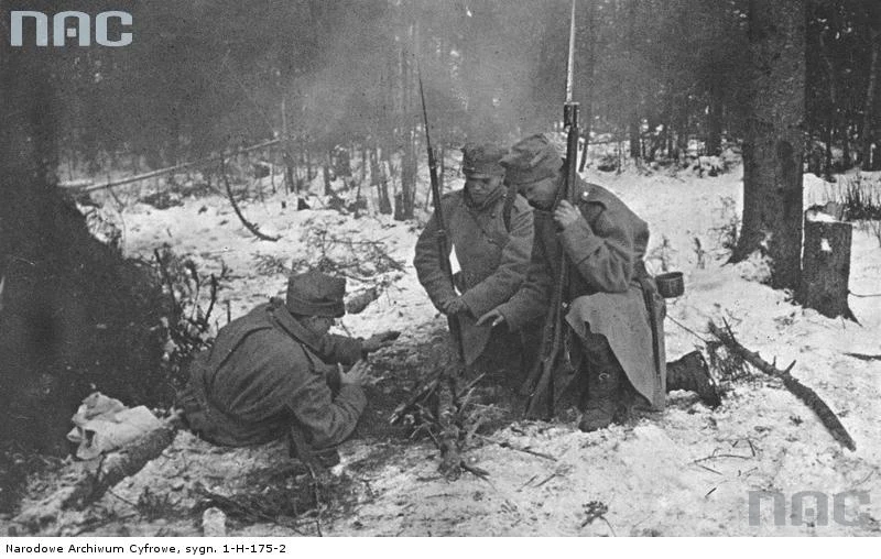 Walki II Brygady Legionów pod Rafajłową podczas działań na froncie wschodnim - żołnierze przy ognisku, 1914