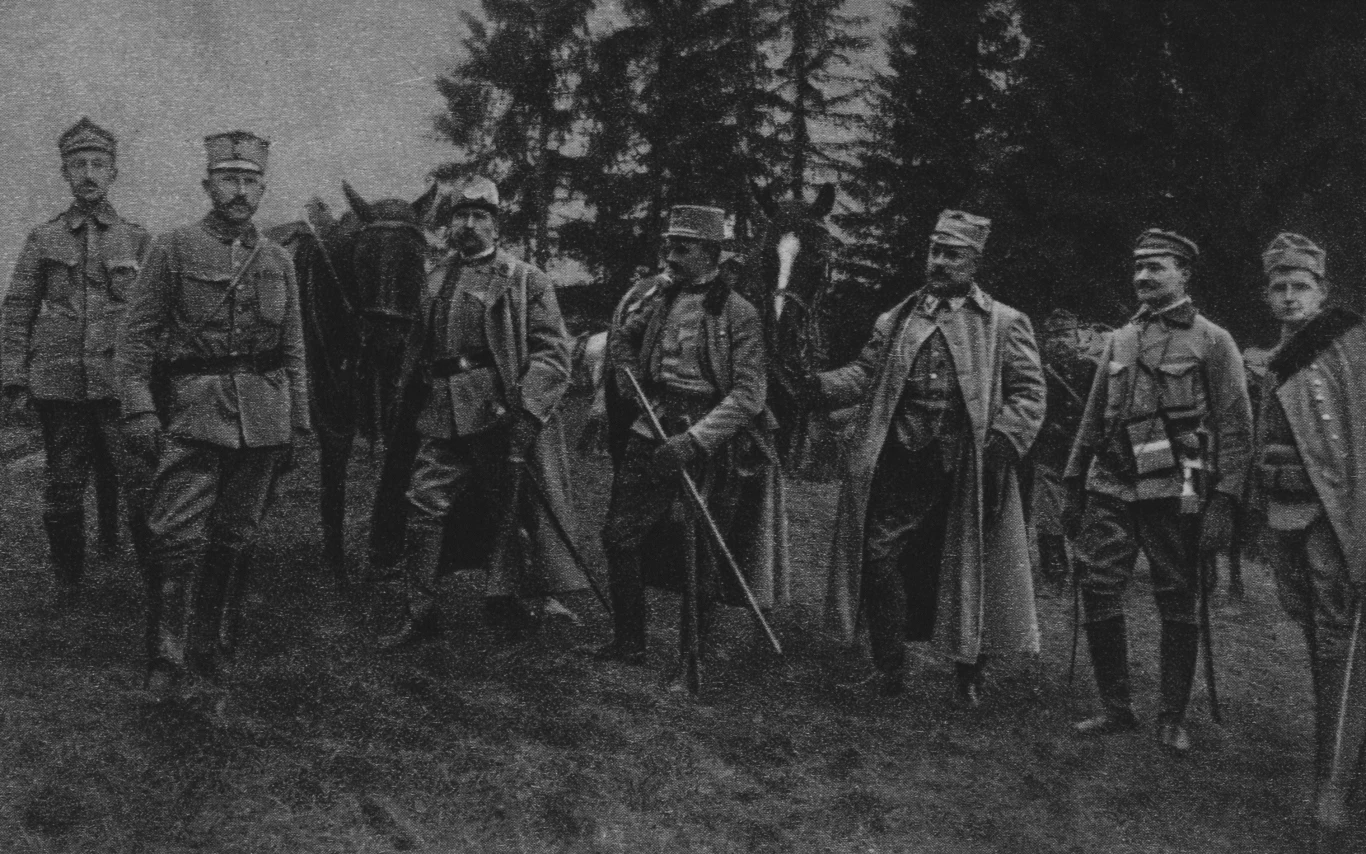Na szczycie Pantyru w Karpatach Wschodnich: od lewej budowniczy Drogi Legionów - por. inż. Słuszkiewicz, gen. Karol Durski-Trzaska, kpt. Włodzimierz Zagórski, dr Staszewski, kpt. Zygmunt Dzwonkowski/Reprodukcja: Piotr Mecik