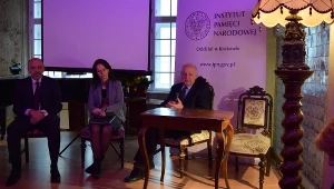 (od lewej) prokurator Waldemar Szwiec, dr Joanna Lubecka, Ryszard Kotarba