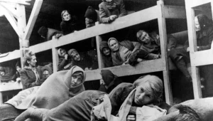 Kobiety w barakach Auschwitz - zdjęcie z filmu nagranego przez radzieckich żołnierzy po wyzwoleniu obozu