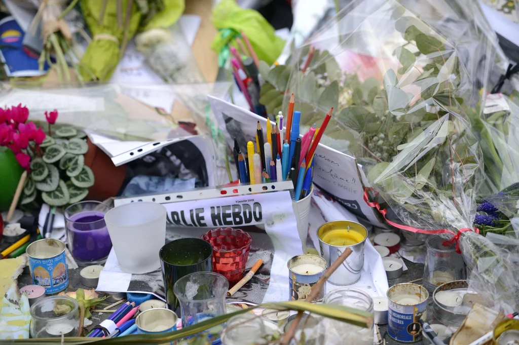 Kwiaty przed redakcją "Charlie Hebdo" Kwiaty przed redakcją "Charlie Hebdo"