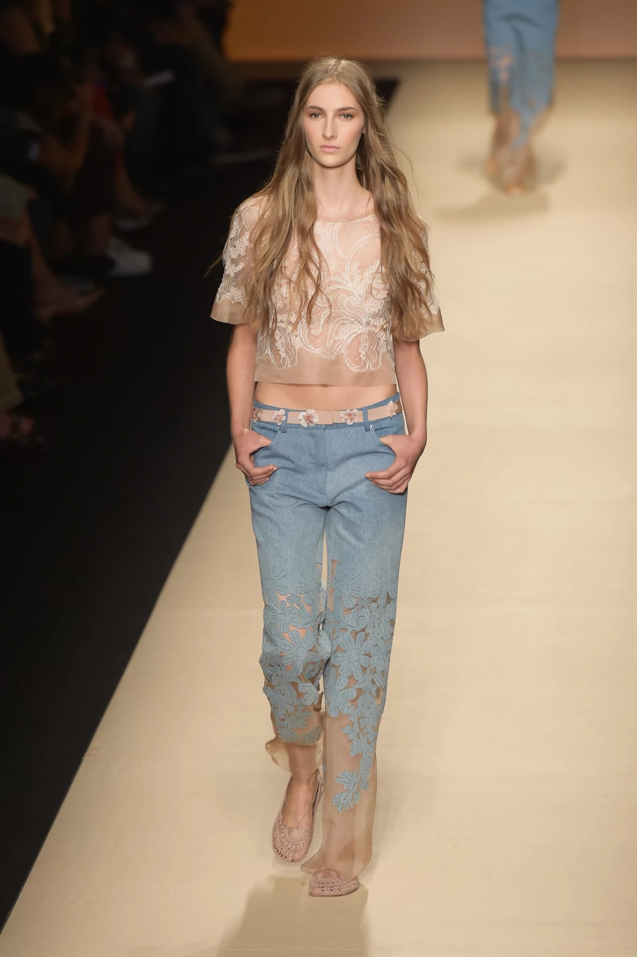 Projektanci prześcigają się w pomysłach, jak jeszcze wykorzystać dżins, który ogromnie kochają fashionistki. Oto propozycje na wiosnę i lato! Projekt: Alberta Ferretti. Projektanci prześcigają się w pomysłach, jak jeszcze wykorzystać dżins, który ogromnie kochają fashionistki. Oto propozycje na wiosnę i lato! Projekt: Alberta Ferretti.