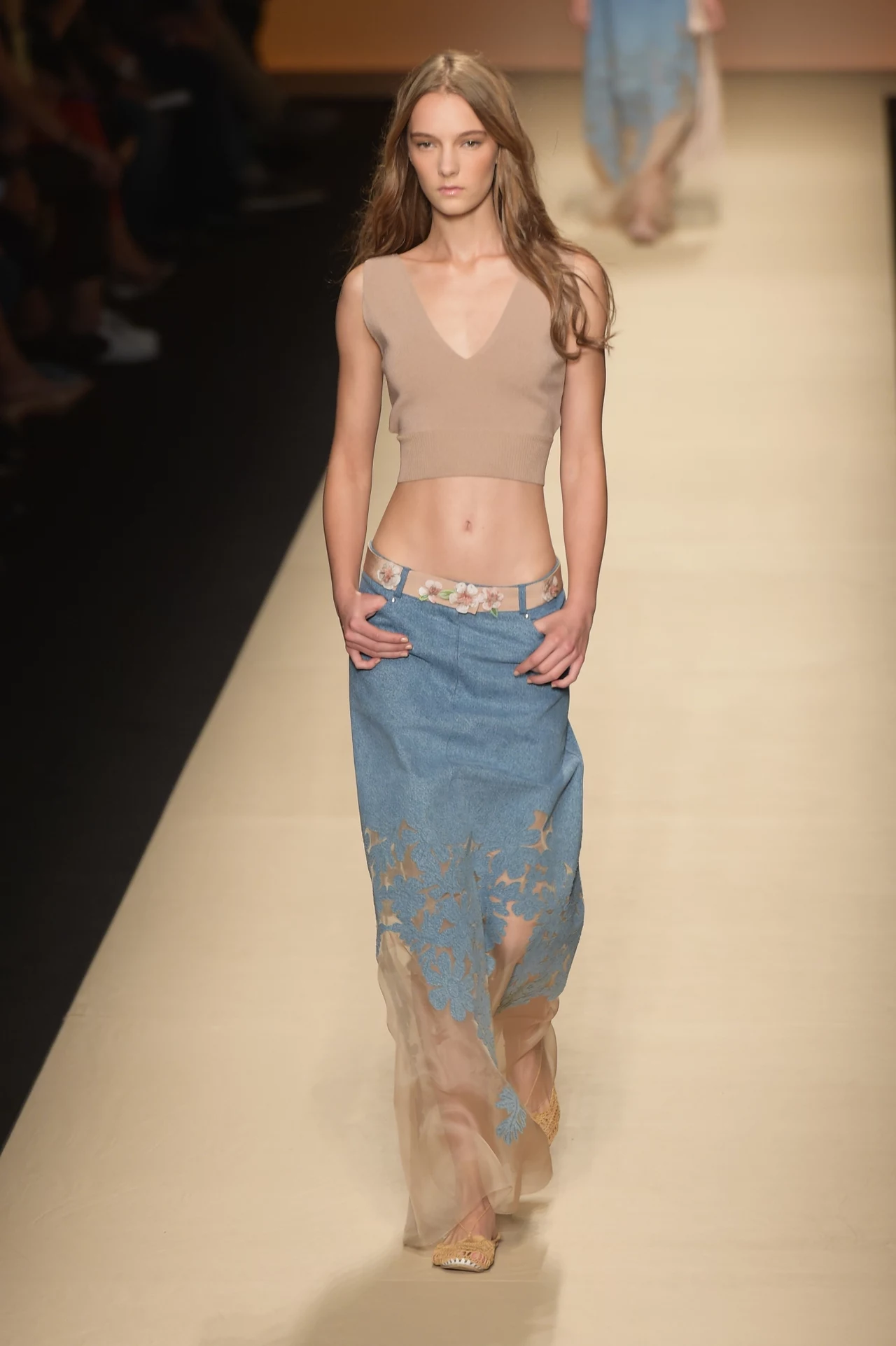 Projektanci prześcigają się w pomysłach, jak jeszcze wykorzystać dżins, który ogromnie kochają fashionistki. Oto propozycje na wiosnę i lato! Projekt: Alberta Ferretti. Projektanci prześcigają się w pomysłach, jak jeszcze wykorzystać dżins, który ogromnie kochają fashionistki. Oto propozycje na wiosnę i lato! Projekt: Alberta Ferretti.