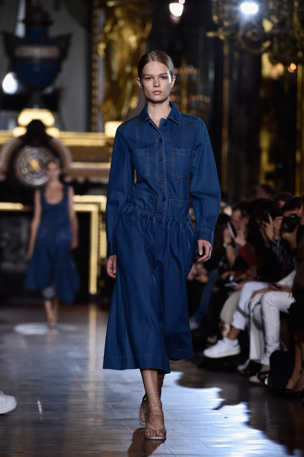 Projektanci prześcigają się w pomysłach, jak jeszcze wykorzystać dżins, który ogromnie kochają fashionistki. Oto propozycje na wiosnę i lato! Projekt: Stella McCartney. Projektanci prześcigają się w pomysłach, jak jeszcze wykorzystać dżins, który ogromnie kochają fashionistki. Oto propozycje na wiosnę i lato! Projekt: Stella McCartney.